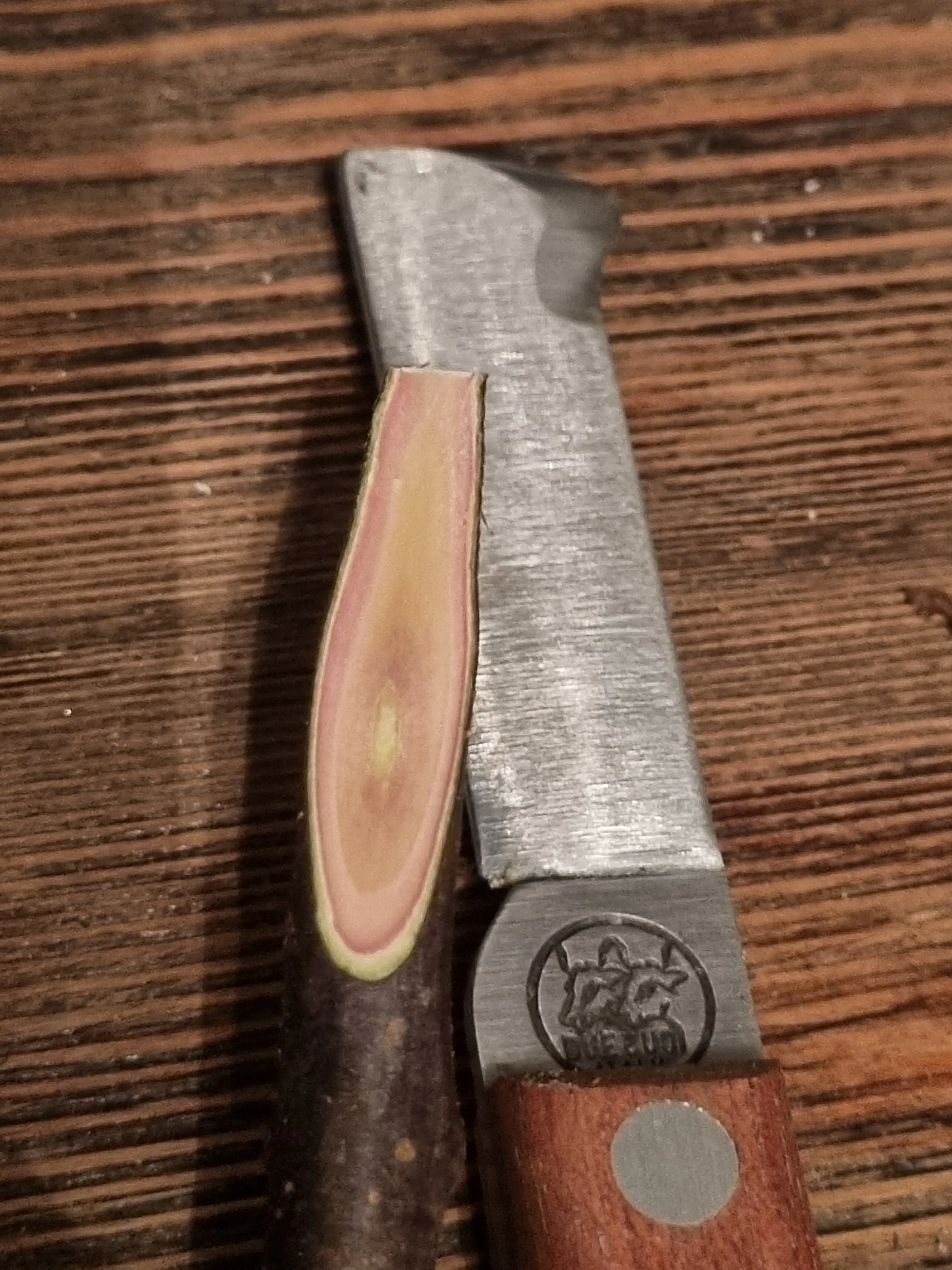 Perusrungon viistoleikkaus varttamisveitsellä