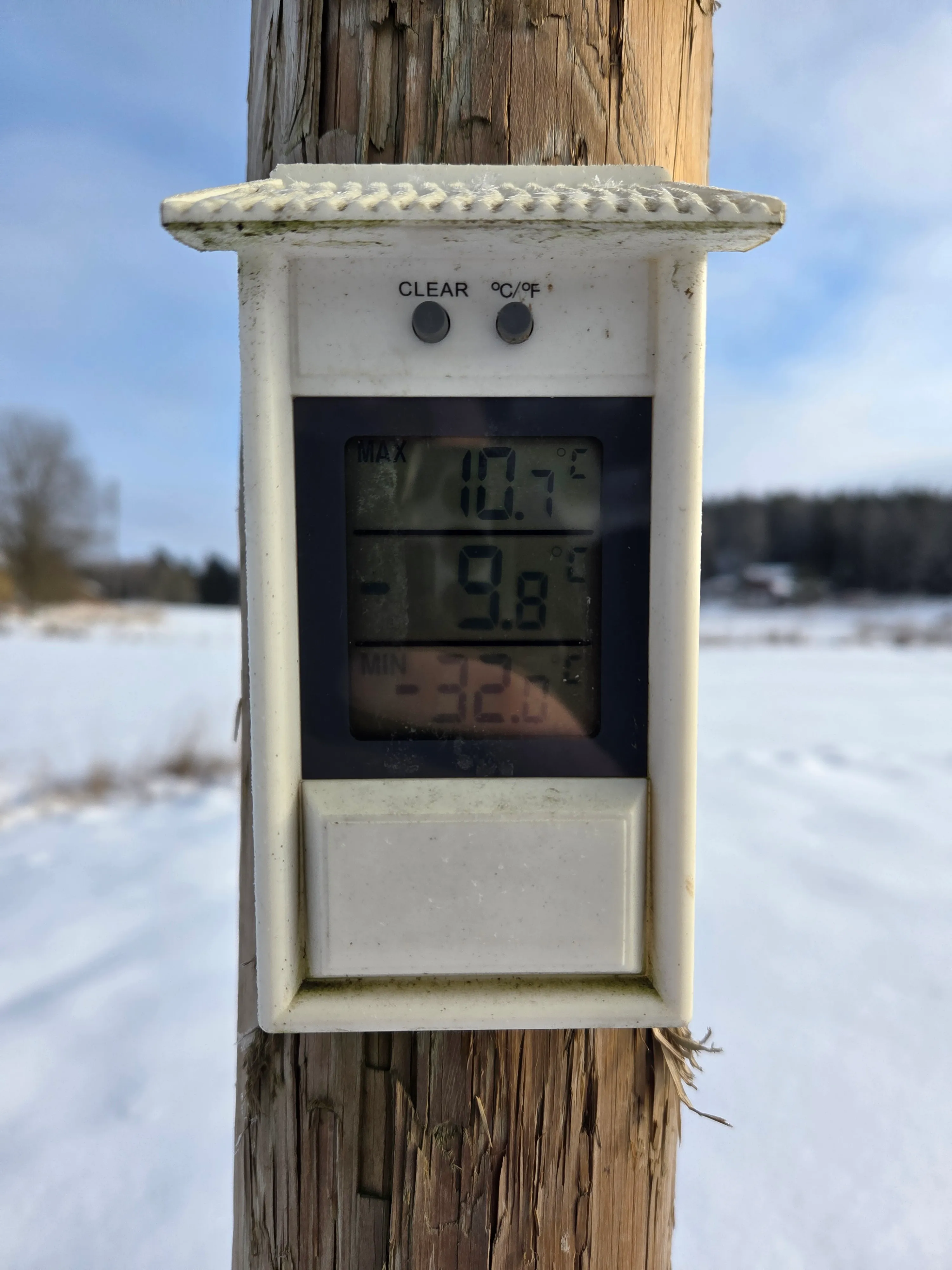 Lämpömittari näyttää minimilämpötilaksi –32 °C
